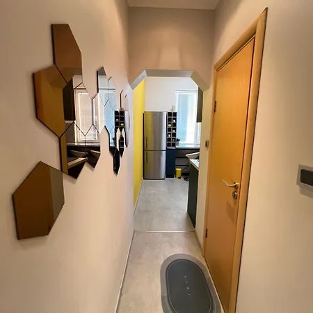 Cairo 1bdr W Work Space Near Metro And Railway Station Lejlighed
